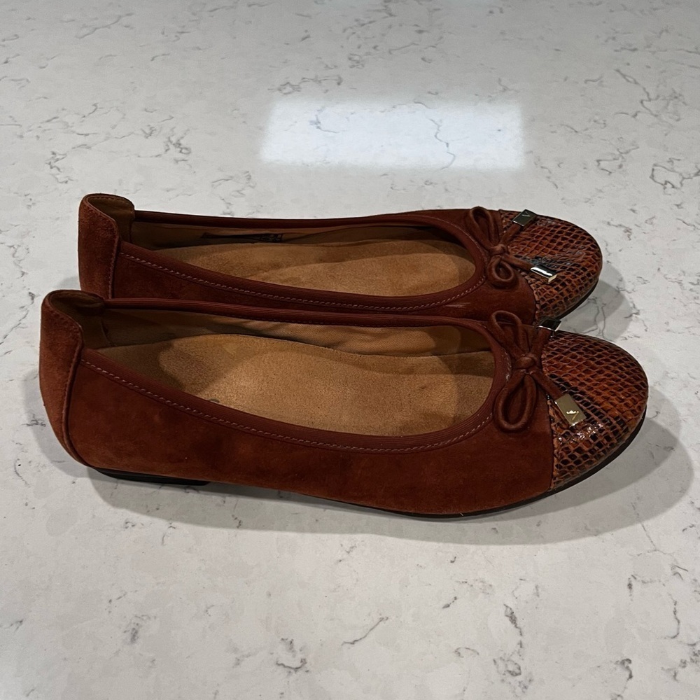 VIONIC Minna Brown Suede Snake Print Cap Toe Ballet Flat Size 6 - Picture 4 of 10
